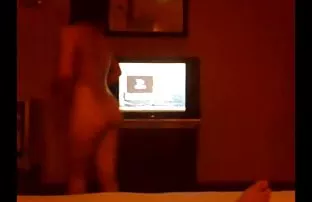 lanet için kanepede yerleşti, bedava seks video izle Kaltak kendi vücuduna hakim, İki kız