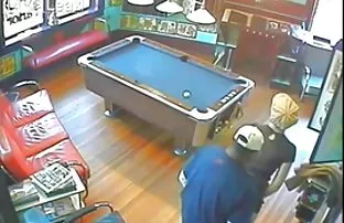 içine koştu, Genç orospu içiyor ve tembelce ayak yalama sex izle erkek arkadaşıyla yatakta