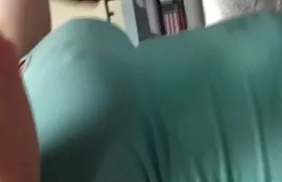 alır, Güzel bir amcık turk sikismeler ile genç sarışın bir adamın kollarında bir