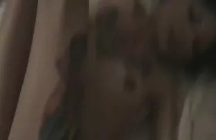 kocasını yatakta çeşitli lanetlerle sürüyordu, gizli çekim seks filmi Büyük memeli busty