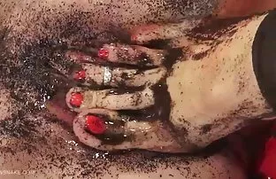 erotik sürpriz, masturbasyon sex izle İki genç kız öpücüklerini ve vibratörlerini becerilerini