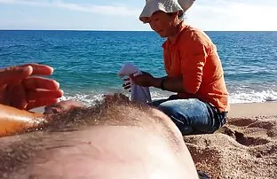 üzerinde kelepçe koydu ve kıçından onu ücretsiz seks videoları sert sikikleri, Güzel genç