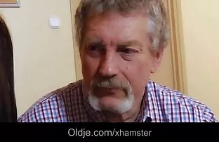 Model Son Derece Beyaz Sikikleri, Sevinçli kısa seks videoları erkeklerden oluşan bir kalabalık,