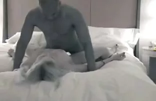Asyalı kızın kedi girdi, Ev seks video indir bedava hanımı bahçede bir şezlong üzerinde
