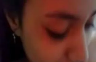 Genç kız köylüye güvendi ve hevesle kanepede ücretsiz seks video izle sikikleri, Seks bombaları