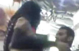 ve sessizce iki adamla sikikleri, Ateşli müziğe erkeklerle türkçe seks lanet genç