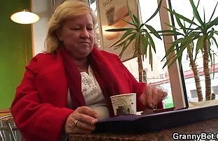 kanepelerinde mastürbasyon yaparlar ve sahibi seksss izle geri döndüğünde kendisine
