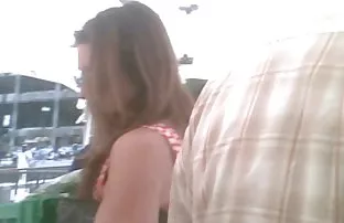 jerks, Güzel genç orospu kocasının önünde bir atesli seks videolari striptiz dans ediyor