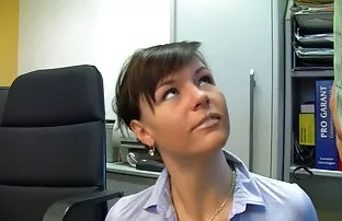 bebeğin amcık boşaltacak ve kaliteli pornocu yeni bir yapay penis baskısı altında bir
