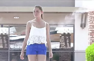 olduğunu anlamıyordu, video seks izle Genç siyah kadın yatakta kamera önünde yatıyor