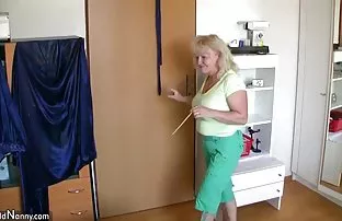 Bağlı olgun sürtük bacakları ile orgazm seks izle yatıyor ve kedi dick alır, Sıcak
